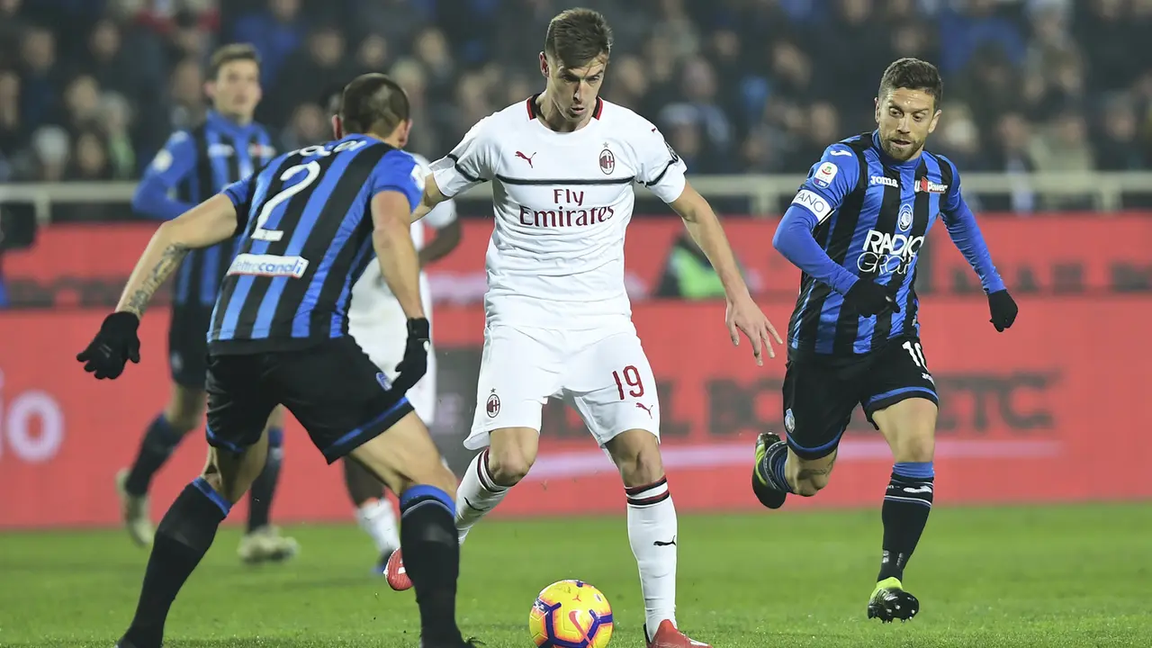 Striker AC Milan, Krzysztof Piatek, berusaha melewati hadangan bek Atalanta, Rafael Toloi. (AFP/Miguel Medina)