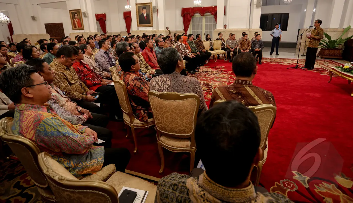 Presiden Jokowi (kanan) menyampaikan pidato pada acara pemberian penghargaan kepada pihak yang telah mendukung kelancaran tugas dan fungsi Kementerian Keuangan di Istana Negara, Jakarta, Rabu (20/5). (Liputan6.com/Faizal Fanani)