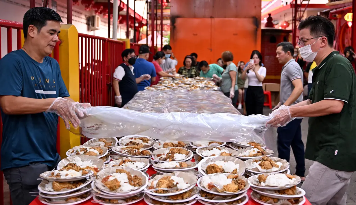 Penyediaan makanan gratis dilakukan dalam rangka berbagi pada sesama, khususnya bagi umat muslim yang menjalankan ibadah puasa di bulan Ramadan. (Adek BERRY/AFP)