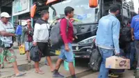 Terminal Bus Cileungsi, Kabupaten Bogor, mulai dipenuhi oleh penumpang yang akan mudik ke kampung halamannya jelang Lebaran 2022. (Liputan6.com/Achmad Sudarno)