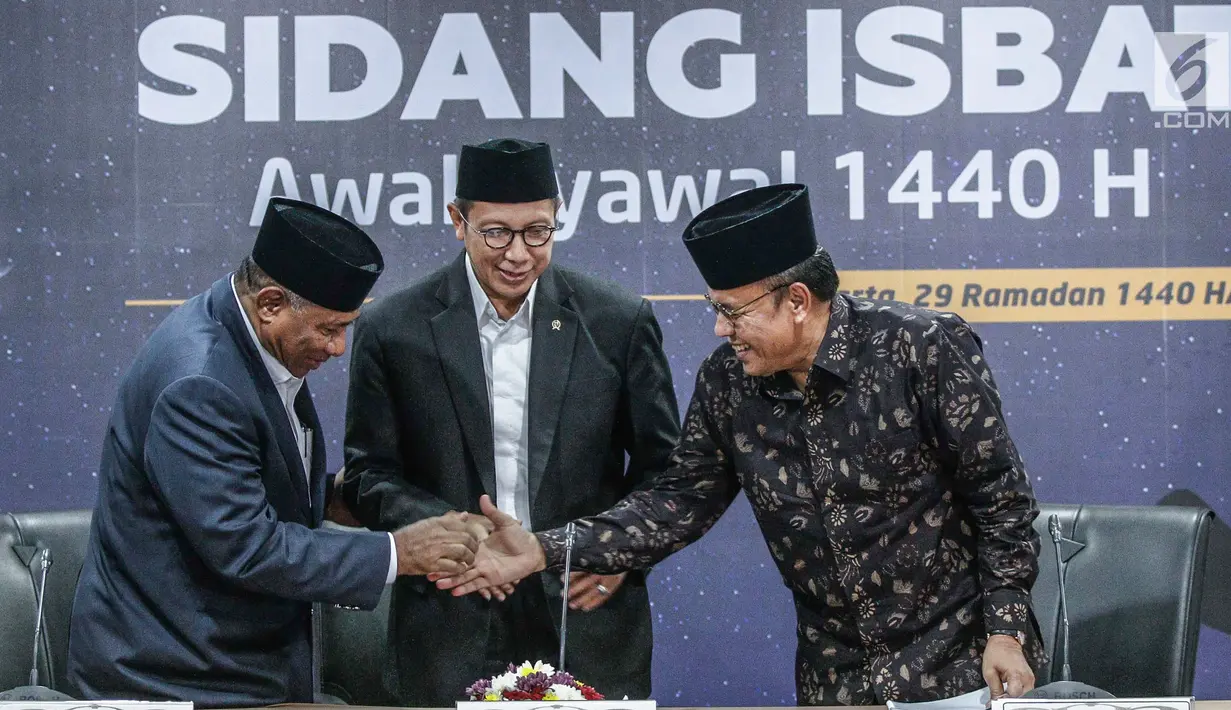 Menteri Agama Lukman Hakim (tengah), Ketua Komisi VIII DPR RI Ali Taher dan Ketua MUI Yusnar Yusuf usai keterangan pers Sidang Isbat 1 Syawal 1440 H di Kementerian Agama, Jakarta, Senin (03/6/2019). Hilal belum terlihat di 105 titik lokasi yang tersebar di 33 provinsi. (Liputan6.com/Faizal Fanani)