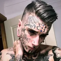 Hanya karena ingin tampil beda, pemuda ini rela melakukan 40 kali operasi termasuk operasi untuk menghilangkan pusarnya. (Foto: Instagram @ethanmodboybramble)