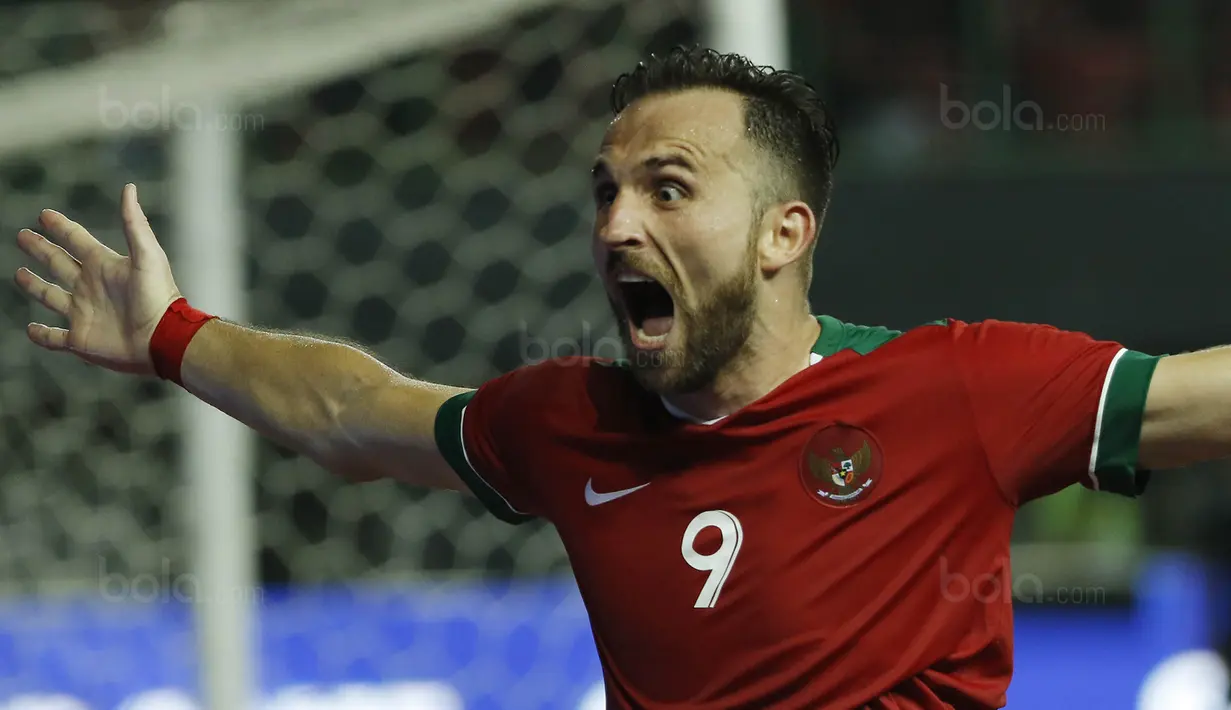 Striker Indonesia, Ilija Spasojevic, melakukan selebrasi usai mencetak gol ke gawang Guyana pada laga persahabatan di Stadion Patriot, Bekasi, Sabtu (25/11/2017). Indonesia menang 2-1 atas Guyana. (Bola.com/M Iqbal Ichsan)