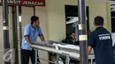 Petugas kedokteran forensik Polri melakukan persiapan jelang kedatangan jenazah korban heli TNI di RS Polri, Jakarta, Senin (21/3). 13 peti jenazah dipersiapkan untuk korban jatuhnya helikoter TNI di Poso. (Liputan6.com/Yoppy Renato)