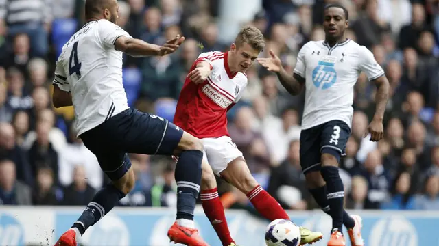 Gelandang Fulham Alexander Kacaniklic mencoba terobos pertahanan Tottenham Hotspur