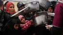 Melalui platform media sosial X, pada Kamis (5/2/2026), UNRWA mengatakan bahwa pengiriman bantuan kemanusiaan, termasuk makanan, perlengkapan kebersihan, obat-obatan, dan perlengkapan tempat tinggal, tetap disimpan di gudang-gudang di Mesir dan Yordania dan belum diizinkan masuk ke Gaza selama berbulan-bulan. Tampak dalam foto, warga Palestina berebut menerima makanan sumbangan di dapur umum, Khan Younis, Jalur Gaza selatan, Jumat 6 Februari 2026. (AP Photo/Abdel Kareem Hana)