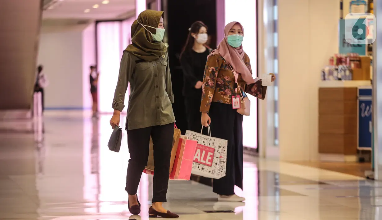 Pengunjung membawa kantong belanja dari kertas saat mengunjungi Mall Grand Indonesia, Jakarta, Rabu (1/7/2020). Hari pertama larangan penggunaan kantong plastik di Jakarta, pusat perbelanjaan ini menerapkan penggunaan kantong belanja ramah lingkungan (KBRL). (Liputan6.com/Faizal Fanani)