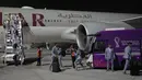 Anggota tim nasional (timnas) Brasil tiba menjelang Piala Dunia mendatang di bandara Internasional Hamad di Doha, Qatar, Minggu (20/11/2022). Skuad Tite adalah yang terakhir tiba dari 32 timnas yang akan berlaga di Qatar. (AP Photo/Hassan Ammar)
