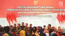 Presiden Joko Widodo didampingi Mensos ‎Agus Gumiwang Kartasasmita saat menyalurkan bansos Program Keluarga Harapan (PKH) dan Bantuan Pangan Non Tunai (BPNT) kepada seribu warga Depok, Jawa Barat, Selasa (12/2). (Liputan6.com/Herman Zakharia)