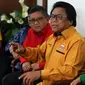 Ketua Umum DPP Hanura Oesman Sapta Odang (kanan) memberikan keterangan pers usai menggelar pertemuan konsolidasi dengan partai-partai pendukung pasangan Ahok-Djarot di Jakarta, Selasa (7/3). (Liputan6.com/Johan Tallo)