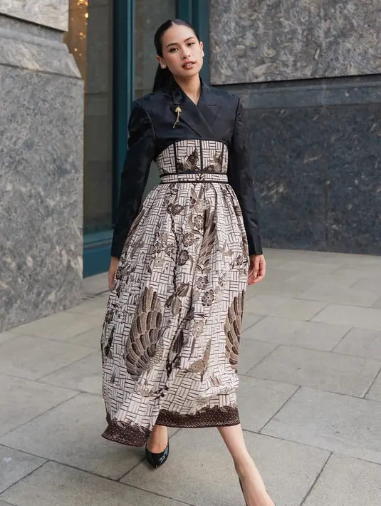 Atasan blazer hitam dipadukan rok high waist batin seperti Maudy Ayunda bisa menginspirasi untuk tampilan wisuda modern casual. [@maudyayunda]