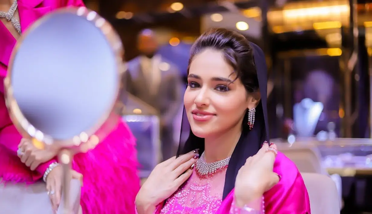 Hari pertama kunjungan ke Indonesia, Princess Shaikha pun mengunjungi butik perhiasan lokal, Passion Prive. Dalam kunjungannya ia tampil mengenakan gaun fuchsia. Credit: Passion Prive