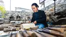 Zhou Ming, pewaris tradisi seni ukir kayu Anshun, bersiap untuk mengukir topeng Dixi di Anshun, Provinsi Guizhou, China, 27 November 2020. Proses pembuatan topeng kayu tersebut tergolong rumit dan sangat mendetail. (Xinhua/Chen Xi)