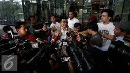 Mantan Ketua Komisi II DPR, Agun Gunandjar menjawab pertanyaan wartawan usai diperiksa KPK terkait kasus korupsi proyek elektronik kartu tanda penduduk (e-KTP), Jakarta, Rabu (19/10). (Liputan6.com/Helmi Afandi) 