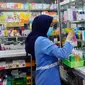 Pegawai mengumpulkan sejumlah obat sirup yang mengandung paracetamol di Apotek Prima Husada, Cinere, Depok, Jawa Barat, Kamis (20/10/2022). Kementerian Kesehatan menginstruksikan seluruh apotek untuk sementara tidak menjual obat bebas dalam bentuk sirup anak kepada masyarakat akibat adanya lebih dari  200 kasus gangguan ginjal akut misterius yang menyerang anak di Indonesia. (merdeka.com/Arie Basuki)