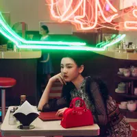 Valentino sambut Tahun Kuda dengan koleksi persembahan Alessandro Michele. Koleksi ini hadir dengan penuh harapan dan semangat baru. [Valentino]