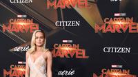Aktris Brie Larson berpose di karpet merah saat menghadiri pemutaran perdana film "Captain Marvel" di Hollywood, California, AS (4/3). Brie Larson tampil cantik mengenakan gaun emas bertabur bintang-bintang. (AFP Photo/Frazer Harrison)
