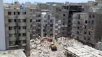 Tim penyelamat mengevakuasi lokasi reruntuhan sebuah bangunan di Karachi, Pakistan (8/6/2020). Korban tewas akibat runtuhnya gedung permukiman lima lantai di Karachi bertambah menjadi 13 orang pada Selasa (9/6) pagi waktu setempat. (Xinhua/Str)