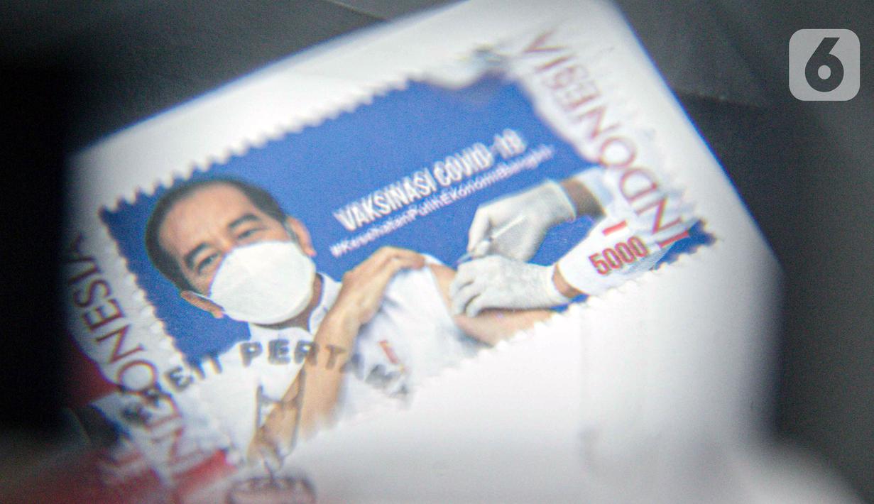 Perangko seri vaksinasi COVID-19 ditunjukkan di Kantor Filateli, Jakarta, Jumat (26/2/2021). Kementerian Komunikasi dan Informatika meluncurkan perangko seri vaksinasi COVID-19 bergambar Jokowi berkemeja putih dan memakai masker sedang disuntik vaksin. (Liputan6.com/Faizal Fanani)