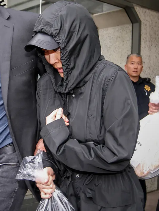 Tiffany Li yang menjadi tersangka pembunuhan suaminya meninggalkan penjara San Mateo County, California, Kamis (6/4). Li membayar uang jaminan yang dikumpulkan dari sumbangan rekan kerja, saudara, teman-teman dan kenalannya di China (AP Photo/Tony Avelar)