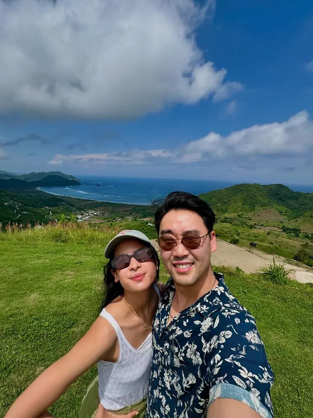 Maudy Ayunda dan Jesse Choi di Lombok