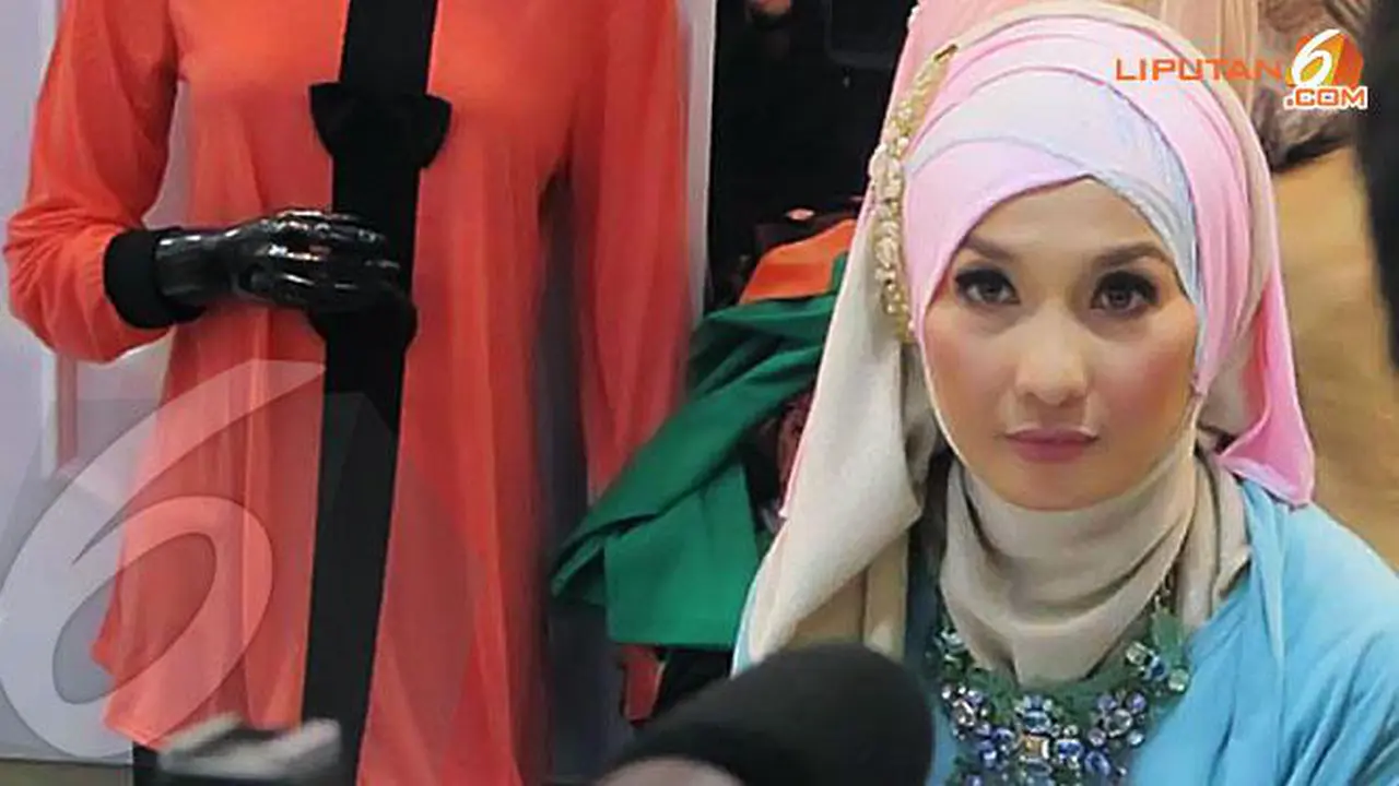 Arzetti Bilbina Pakai Jilbab Seharga Rp15 Ribu