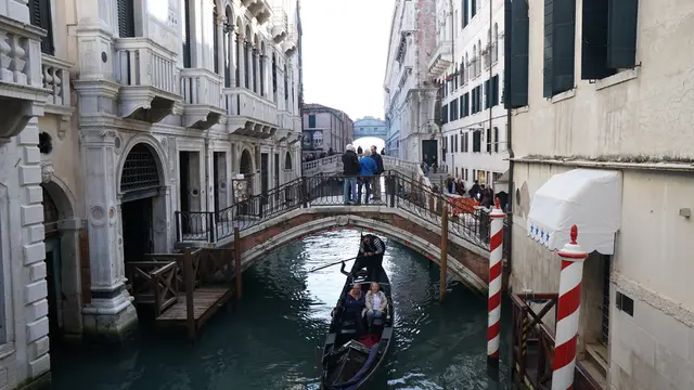 Bridge of Sighs merupakan salah satu jembatan yang populer di Venesia. Dibangun ratusan tahun lalu dan punya cerita di balik penamaannya. (Liputan6.com/Marco Tampubolon)