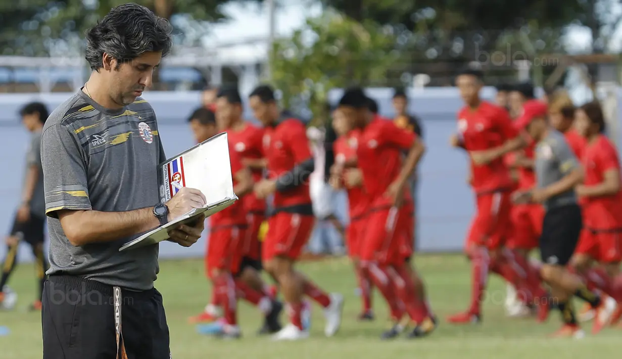 Pelatih Persija, Stefano Cugurra Teco, saat memimpin sesi latihan di Lapangan Sutasoma, Halim, Jakarta, Jumat (29/12/2017). Striker asal Kroasia itu dikontrak Macan Kemayoran selama dua musim ke depan. (Bola.com/M Iqbal Ichsan)