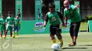 Pelatih sepak bola U-12 Zaenal Abidin sedang memberikan arahan mengenai cara menggiring bola kapada peserta MILO Football Clinic Day di Lapangan Sepakbola Pertamina-Simprug, Jakarta (29/10). (Liputan6.com/Istimewa)
