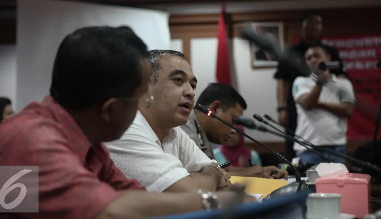 Bupati Tangerang, Ahmed Zaki Iskandar (tengah) memberikan keterangan di Ombudsman Republik Indonesia (ORI) di Jakarta, Jumat (20/5). Pemanggilan tersebut terkait dengan upaya penggusuran paksa Kampung Nelayan Dadap, Banten. (Liputan6.com/Faizal Fanani)