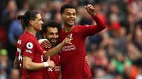 Pemain Liverpool, Mohamed Salah (tengah), melakukan selebrasi bersama rekan satu timnya setelah mencetak gol ke gawang&nbsp;Brentford dalam pertandingan lanjutan Liga Inggris 2022/2023 yang berlangsung di Anfield stadium, Sabtu (6/5/2023). (AFP/Darren Staples)