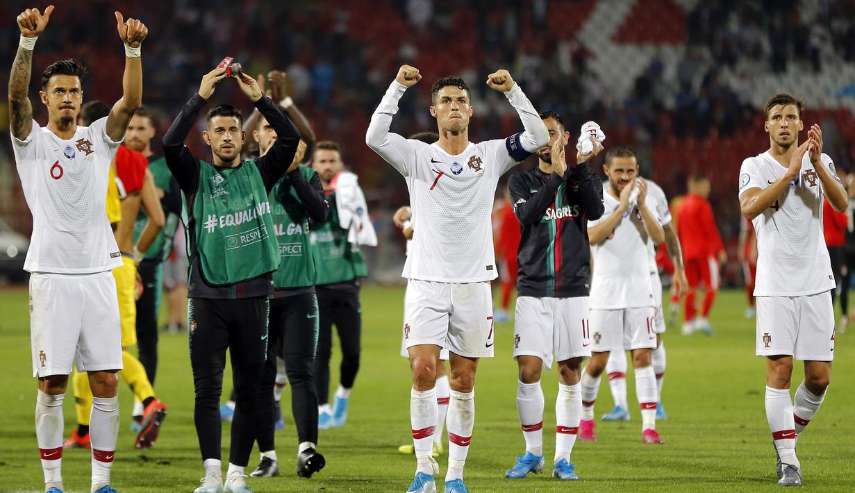 Striker Portugal, Cristiano Ronaldo, menyapa suporter seusai mengalahkan Serbia pada laga Kualifikasi Piala Eropa 2020 di Belgrade, Sabtu (7/9). Serbia kalah 2-4 dari Portugal. (AFP/Pedja Milosavljevic)