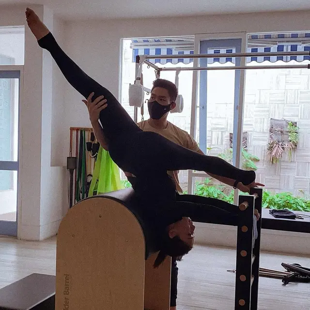 6 Poret Nikita Willy Latihan Pilates, Pamer Perut Rata