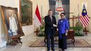 Menteri Luar Negeri RI Retno Marsudi (kanan) saat menerima kunjungan Menteri Luar Negeri Malaysia, Dato' Saifuddin Abdullah di Gedung Pancasila, Jakarta, Senin (23/7). Pertemuan berlangsung tertutup. (Liputan6.com/Helmi Fithriansyah)