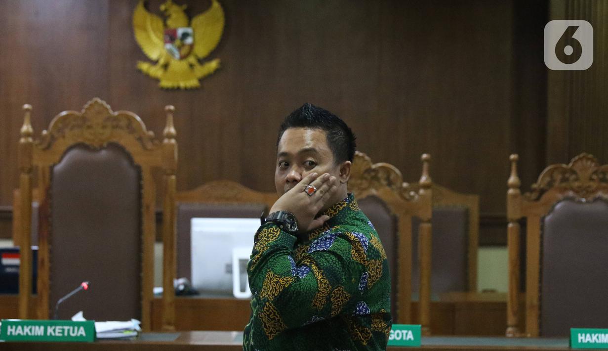 Asisten pribadi mantan Menpora Imam Nahrawi, Miftahul Ulum usai sidang dakwaan di Pengadilan Tipikor Jakarta, Kamis (30/1/2020). Miftahul didakwa menjadi perantara suap Rp 11,5 miliar dari mantan Sekjen KONI Ending Fuad Hamidy dan mantan Bendahara KONI Johnny E Awuy. (Liputan6.com/Angga Yuniar)