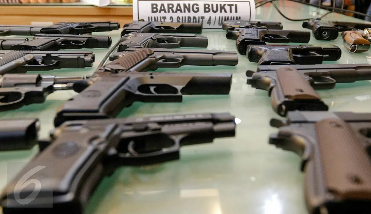 Barang bukti senjata api diperlihatkan saat rilis peredaran senjata ilegal di Polda Metro Jaya, Jakarta, Minggu, (15/11/2015). Polisi mengimbau masyarakat untuk tidak melawan saat terjadi penodongan dengan senjata api. (Liputan6.com/Yoppy Renato)