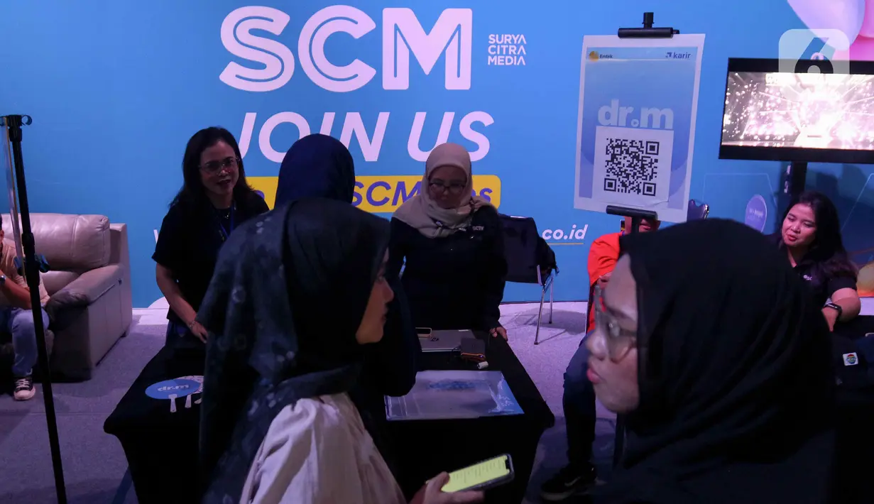 Para calon peserta bisa mendaftar melalui website resmi di karir.com/emtek-fest-2024 atau memindai QR Code yang tertera pada poster acara. (Liputan6.com/Herman Zakharia)
