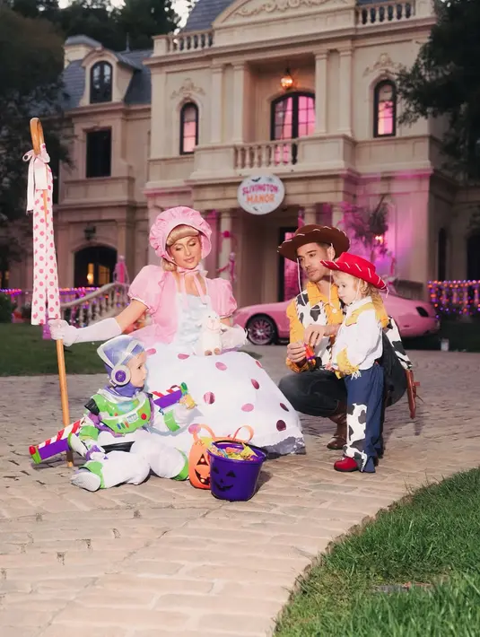 Kedua anaknya sudah bisa diajak berpose. Ciptakan foto keluarga yang harmonis dalam balutan kostum Toy Story [@parishilton]
