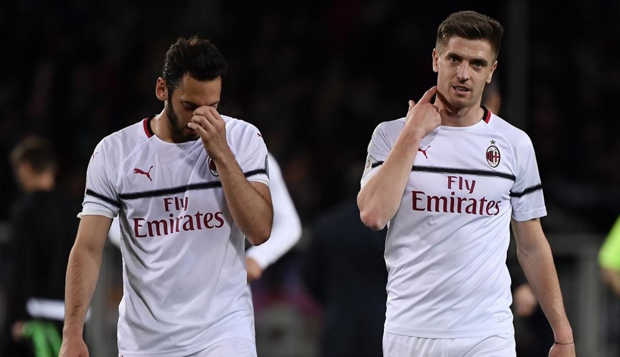 Ekspresi kekecewaan pemain AC Milan pada laga lanjutan Serie A yang berlangsung di Stadion Turin, Torino, Senin (30/4). AC Milan kalah 0-2 kontra Torino. (AFP/Marco Bertorello)
