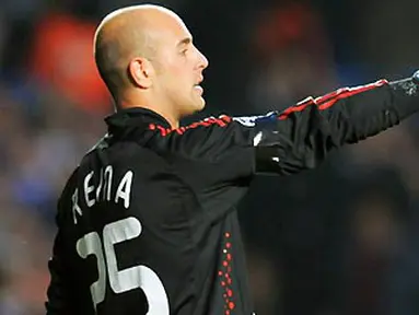 Kiper Liverpool, Jose 'Pepe' Reina beraksi ketika berhadapan dengan Chelsea dalam laga perempat final Liga Champions di Stamford Bridge, London, 14 April 2009. AFP PHOTO/PAUL ELLIS