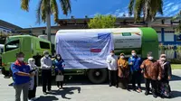 Penyerahan bantuan 14 ton Liquid Medical Oxygen ke Provinsi Sumatera Barat di Kota Padang, Rabu (15/9). Sumber: ekon.go.id