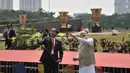 Presiden Joko Widodo (Jokowi) dan PM India, Narendra Modi bermain layang-layang di halaman Monas, Jakarta, Rabu (30/5). Keduanya melakukan perayaan 70 tahun hubungan bilateral secara simbolik dengan saling membawa layangan. (Merdeka.com/Iqbal S. Nugroho)