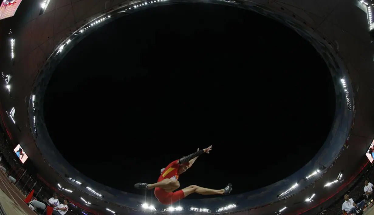 Aksi atlet Tiongkok, Li Jinzhe, saat final lompat jauh putra Kejuaraan Dunia Atletik 2015 di Stadion Nasional, Beijing, Tiongkok. (25/8/2015). (AFP/Adrian Dennis)