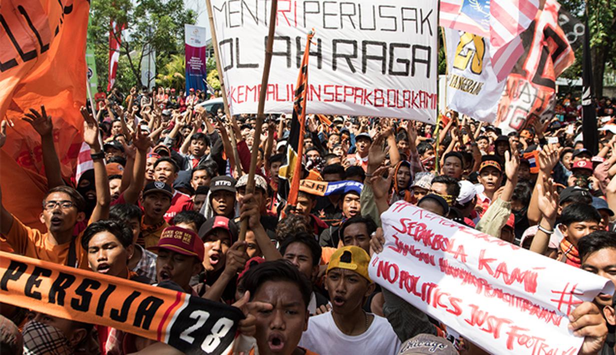 Pendukung Persija berpendapat bahwa penerbitan SK pembekuan terhadap PSSI menjadi penyebab matinya sepakbola nasional saat berunjuk rasa di Kantor Kemenpora, Selasa (11/8/2015). (Bola.com/Vitalis Yogi Trisna)