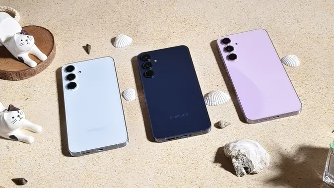 Samsung Galaxy A55 5G yang baru saja meluncur untuk pasar Indonesia. (Liputan6.com/Agustinus M. Damar)