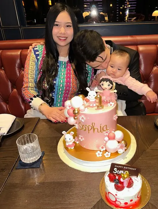 Sophia pun mendapatkan kue warna pink dengan hiasan pink lengkap dengan lilin sesuai usianya dari kedua orangtuanya. [@siscakohl]