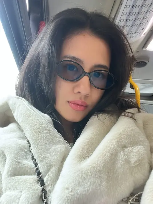 Istri Angga Yunanda ini pun tampil stunning dengan kacamata hitam frame oval. Ia mengenakan jaket fur putih dan tetap membawa tas Chanelnya. [@shenacinnamon]