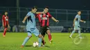 Pemain tengah Persipura, Robertino Puliara berebut bola dengan Balsa Bozovic (kedua dari kiri) saat berlaga di SCM Cup 2015 di Stadion Kanjuruhan, Malang, Minggu (18/1/2015).   Persela unggul 1-0 atas Persipura. (Liputan6.com/Faizal Fanani)
