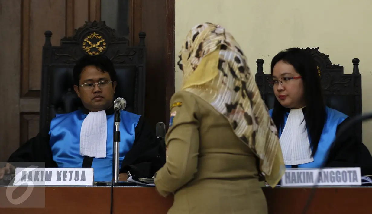 Perwakilan Dinas Pendidikan Bidang SDM, Rr. Woerie Vive menyerahkan dokumen saat siadang di PTUN Jakarta Timuri, Jakarta, Rabu (16/9/2015). (Liputan6.com/Yoppy Renato)