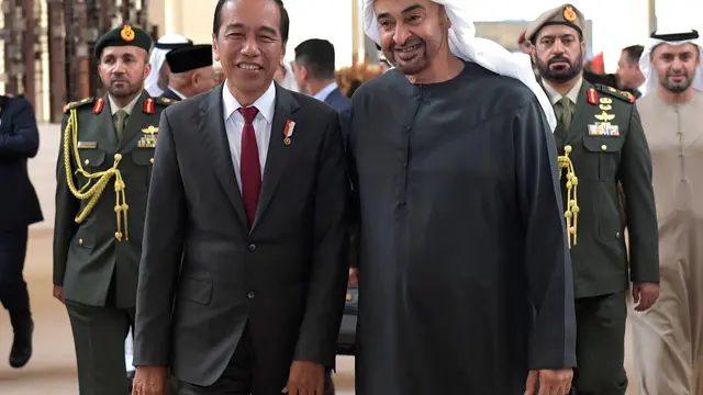 Presiden Joko Widodo (Jokowi) tiba di Bandara Internasional Zayed, Abu Dhabi, Uni Emirat Arab (UEA) pada Selasa, 16 Juli 2024 sekitar pukul 18.30 waktu setempat. Jokowi langsung disambut Presiden PEA Mohammed bin Zayed Al Nahyan (MBZ).